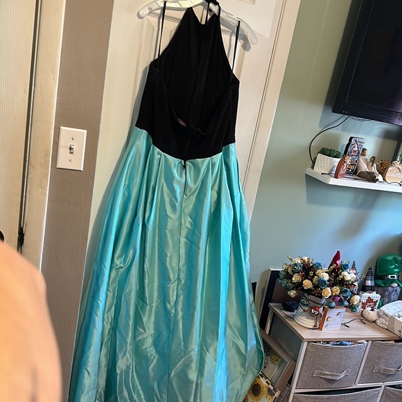 Prom dress. - Picture 2 of 5
